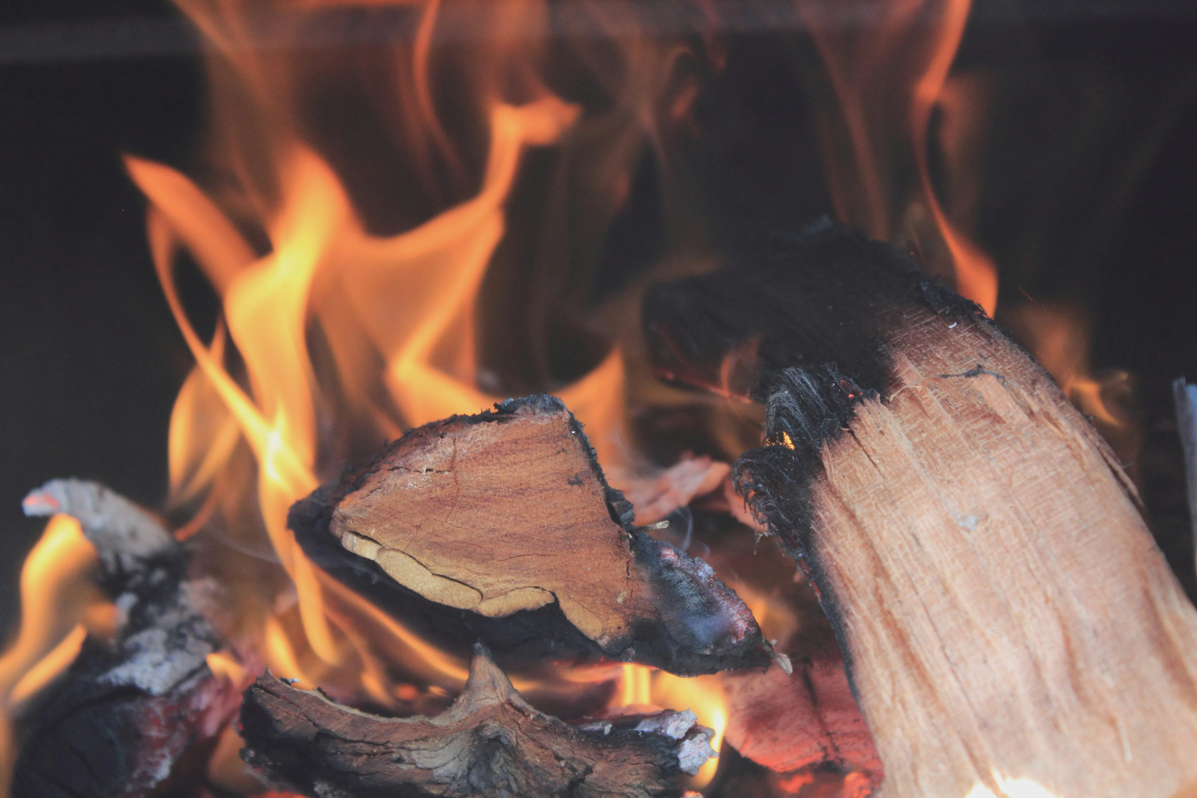 Comment bien allumer son feu ? Découvrez la technique du Top-Down